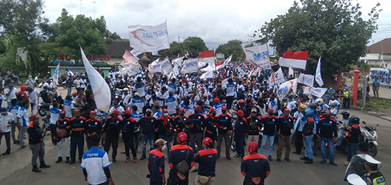 Demo Buruh di IKSG Tuban