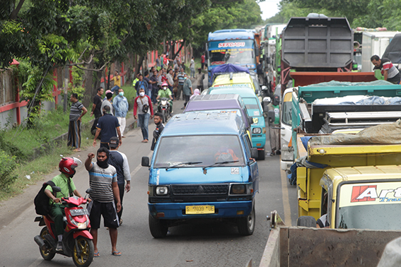 demo buruh di IKSG Tuban