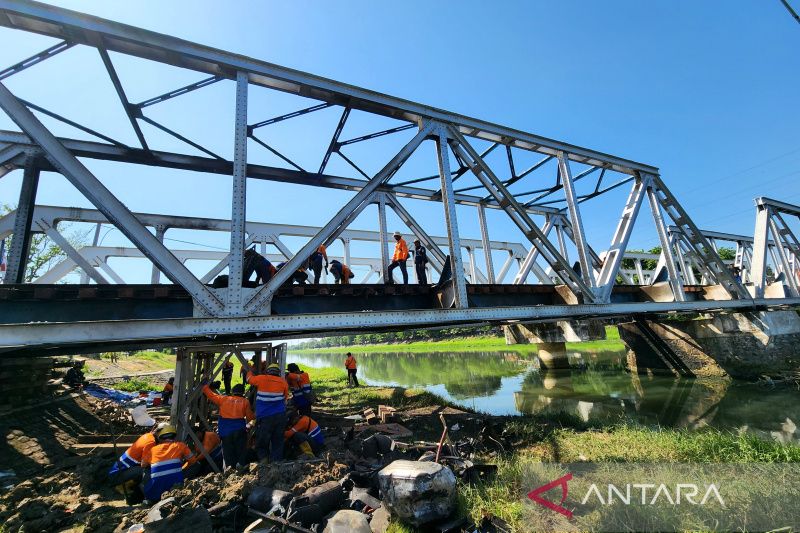 penyebab ka tabrak truk di semarang