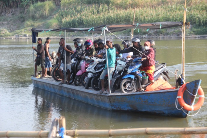 perahu-penyeberangan-bengawan-solo