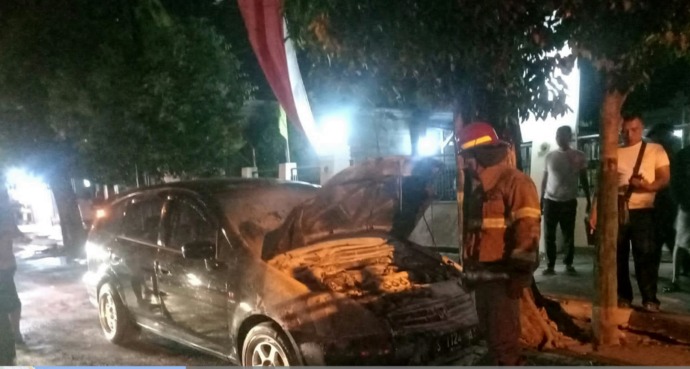 Mobil Terbakar Akibat Aki Korslet