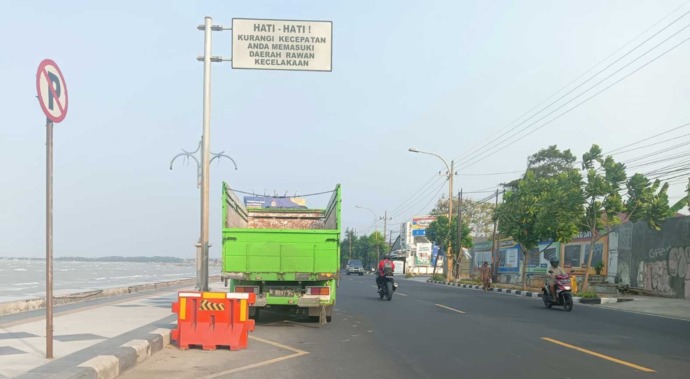 truk-parkir-sembarangan