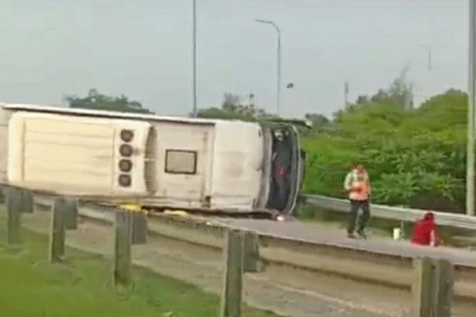 kronologi bus handoyo terbalik di exit tol cikopo