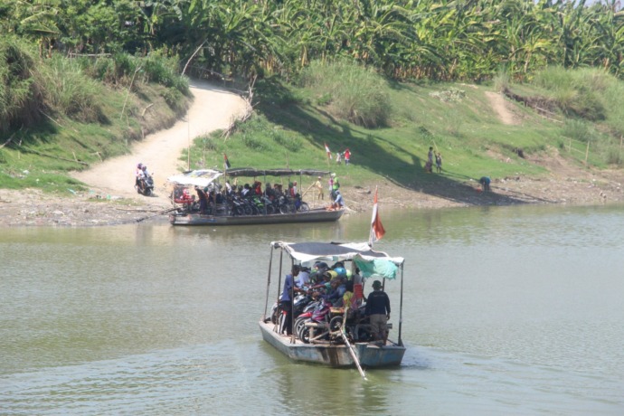 fo perahu penyeberangan bengawan solo